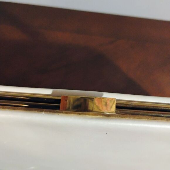 White Structured Clutch with Geometric Design - Picture 2 of 12